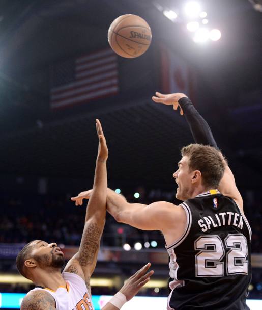 Tiago Splitter ceduto da San Antonio ad Atlanta per permettere agli Spurs di liberare spazio salariale. Gli Hawks hanno assorbitro i due anni a 16,75 milioni che ancora rimanevano al brasiliano. Reuters